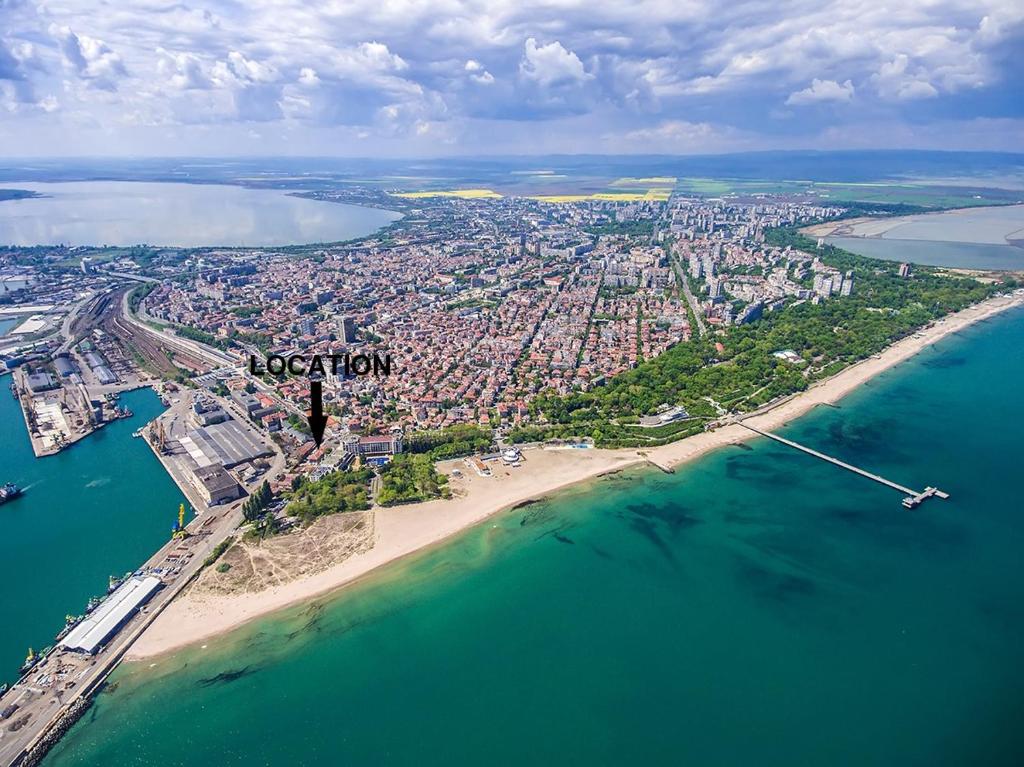 布爾加斯的住宿－UNIQUE LOCATION APARTMENT WITH PARKING，享有海滩的空中景致