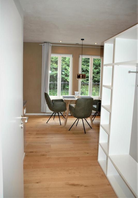 - une salle à manger avec une table et des chaises dans l'établissement GASTHAUS Porzelt -Ferien im Weingut-Wohnung 1, à Klingenmünster