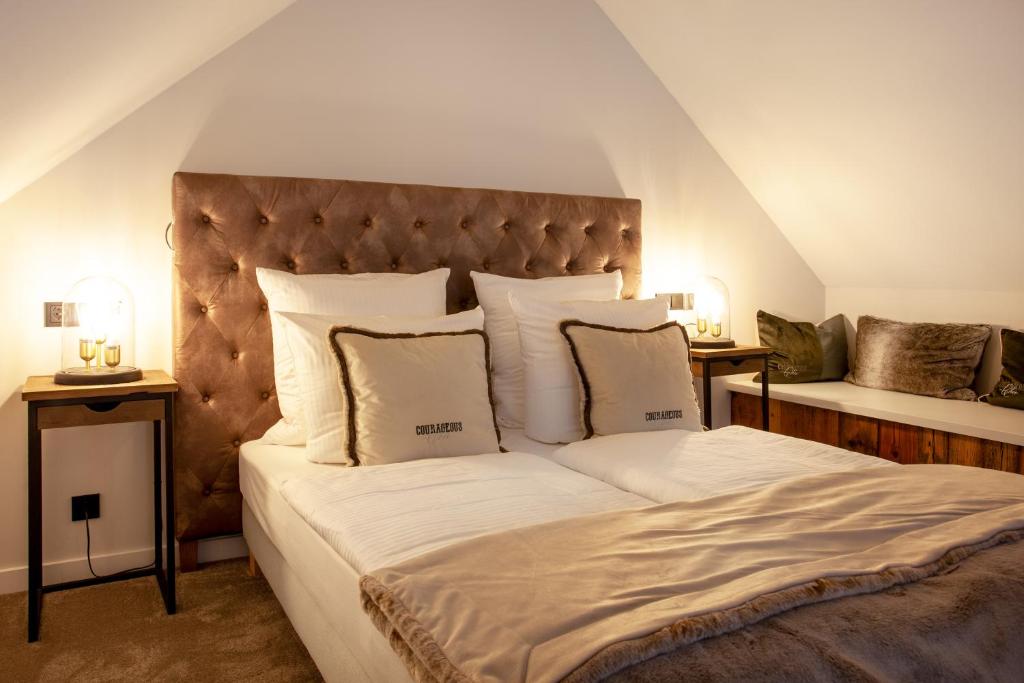 Postel nebo postele na pokoji v ubytování Hotel Achterum Greetsiel