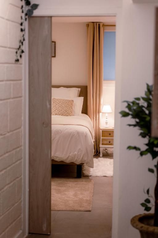 Posteľ alebo postele v izbe v ubytovaní Suite romantique avec Jacuzzi - Hypercentre, Comédie