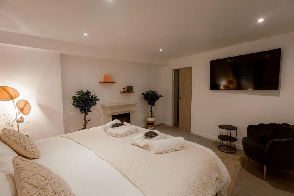 Posteľ alebo postele v izbe v ubytovaní Suite romantique avec Jacuzzi - Hypercentre, Comédie