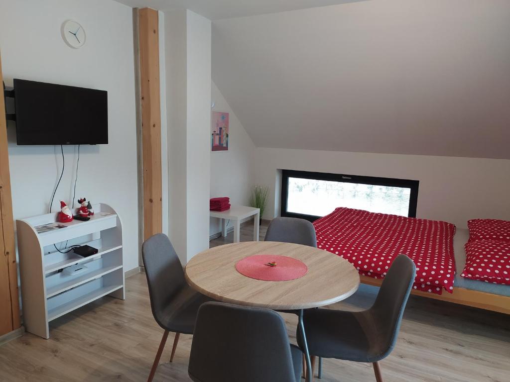 TV a/nebo společenská místnost v ubytování Apartmány U Kempu