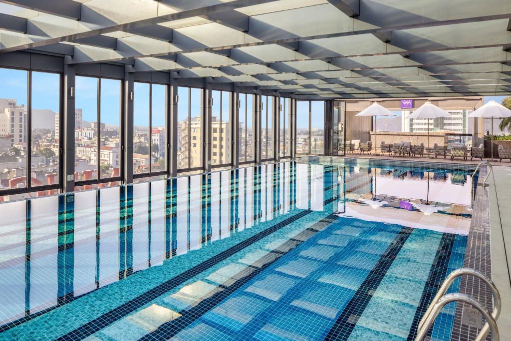 una piscina en la azotea de un edificio en Melia Vinpearl Thanh Hoa, en Thanh Hóa