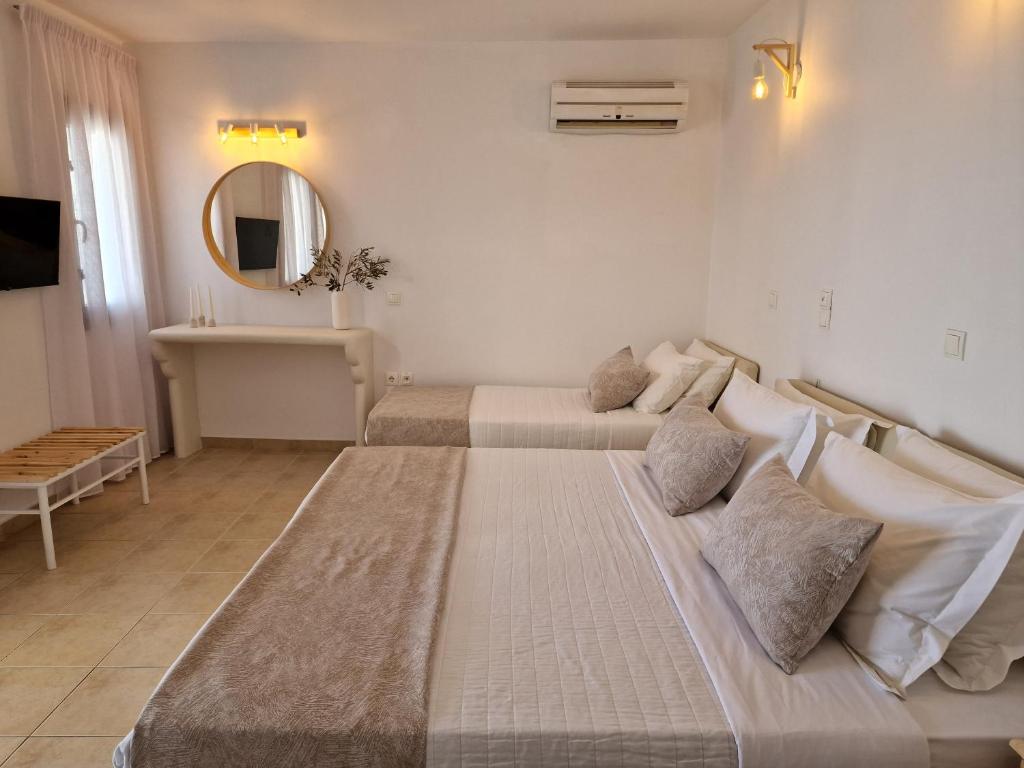 Postel nebo postele na pokoji v ubytování Amerisa Suites & Villa