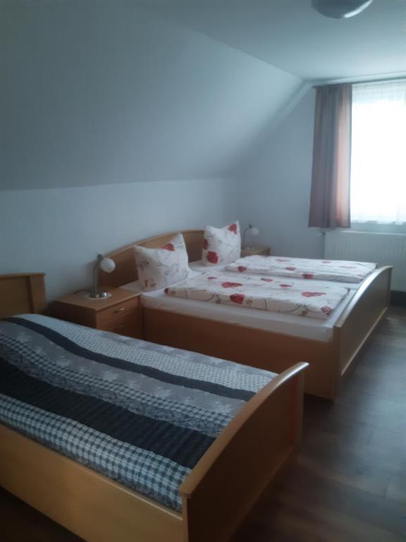 2 camas en una habitación pequeña con ventana en Bed and Breakfast Korswandt 1, en Korswandt