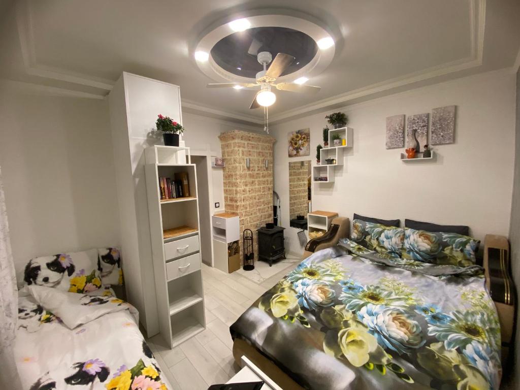 1 dormitorio con 1 cama y 1 sofá en Frendly Flat Free Parking Kitchen Equipment Cosy, en Riga