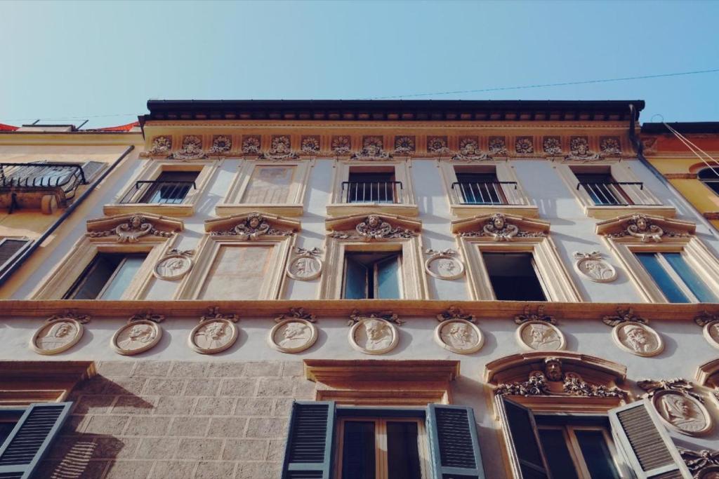 ein hohes Gebäude mit vielen Fenstern darauf in der Unterkunft Palazzo Lupardi Relais in Rom