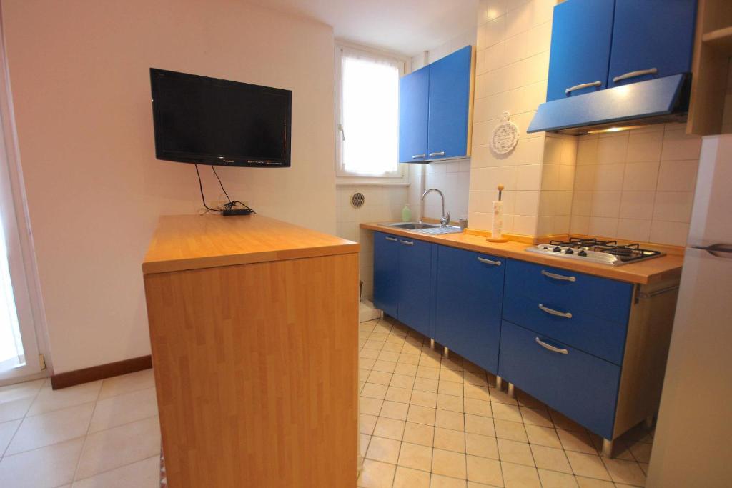 A kitchen or kitchenette at Case VR Holiday Maison de Fleur