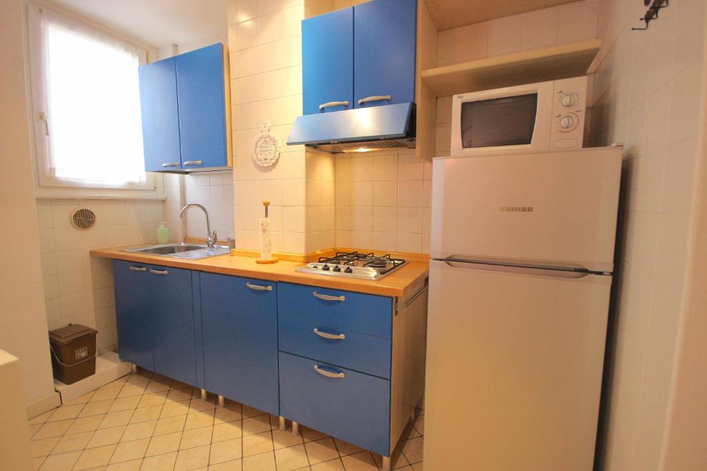 A kitchen or kitchenette at Case VR Holiday Maison de Fleur