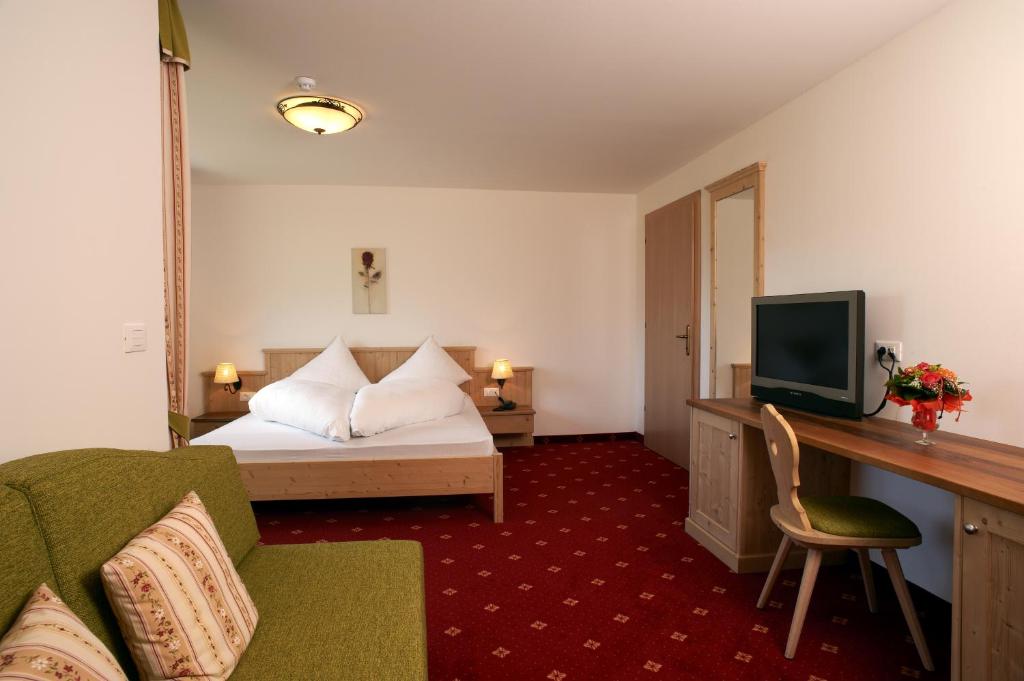 A bed or beds in a room at Hotel Weiss