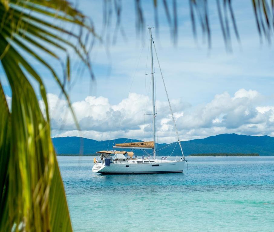 un velero blanco en el agua en un lago en Private Sailingyacht "Guji" With Crew All Inclusive, en Isla Wichitupo Grande