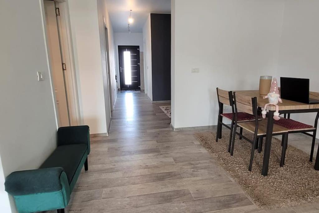 um quarto com uma mesa e cadeiras e uma sala de jantar em Rental house em Uisenteş