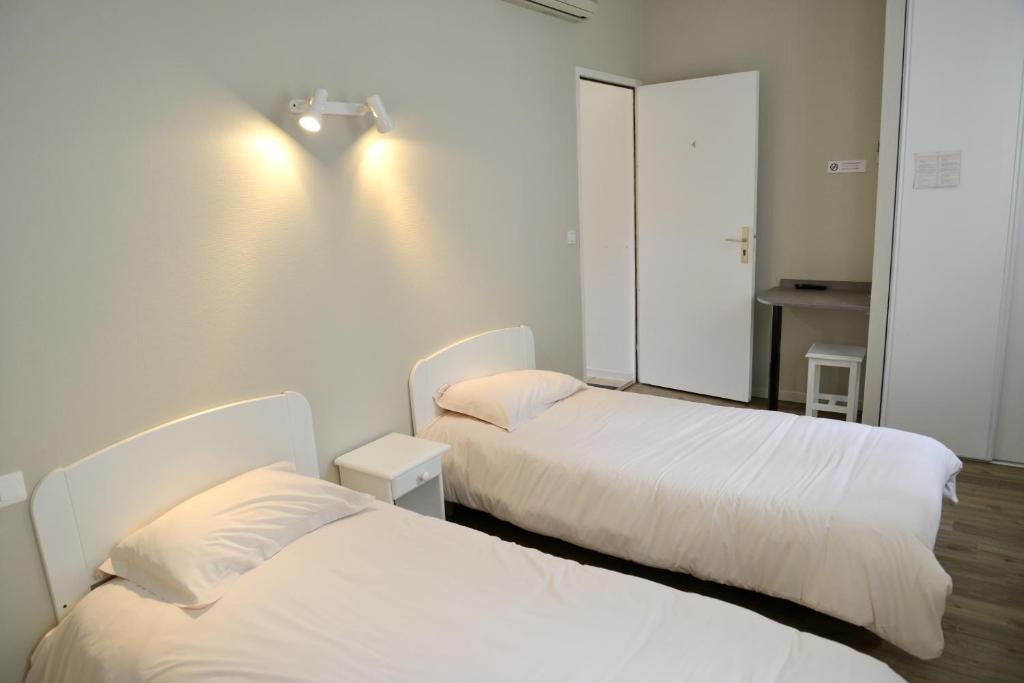 Hôtel Des Arceaux - Twin Room With Bathroom