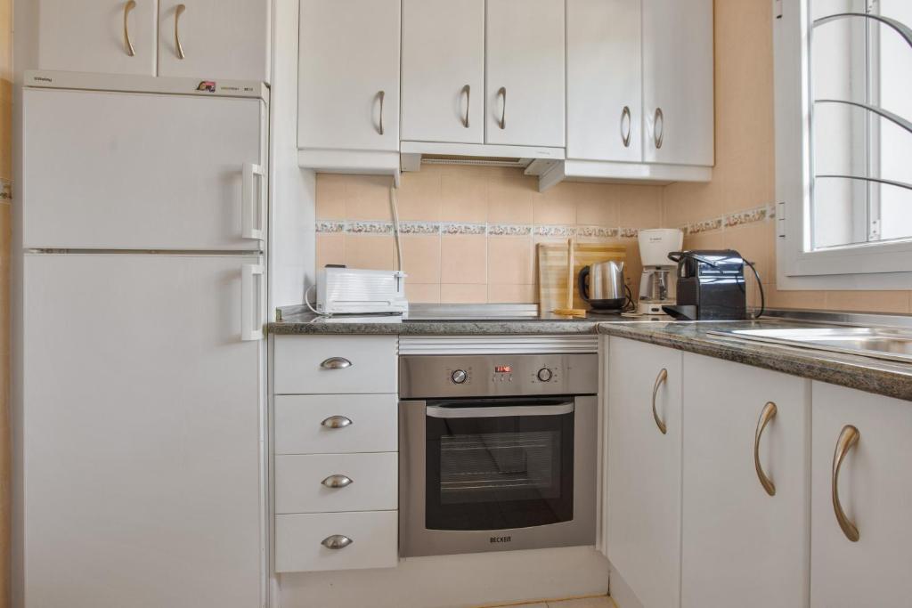 Kuchyňa alebo kuchynka v ubytovaní Ayma Apartamento Lauro Golf 12