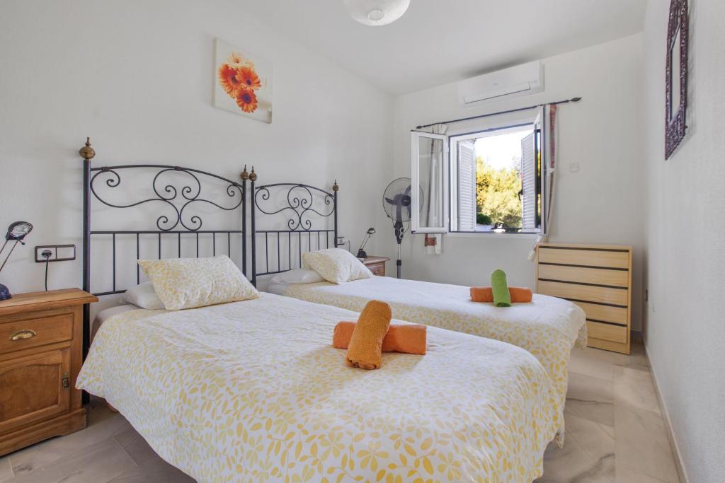 Posteľ alebo postele v izbe v ubytovaní Ayma Apartamento Lauro Golf 12