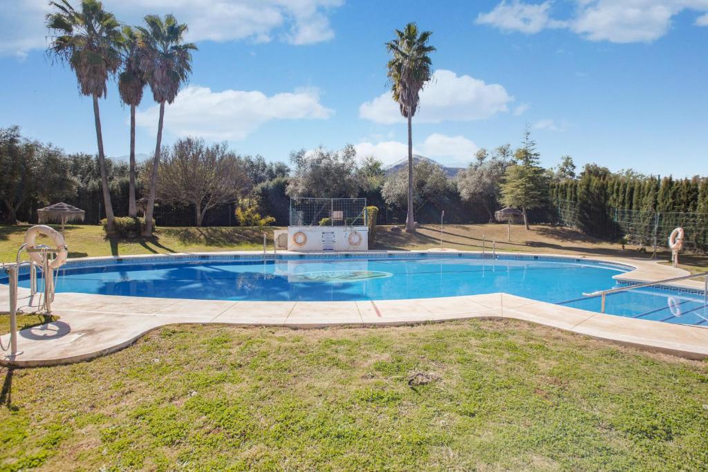 Bazén v ubytovaní Ayma Apartamento Lauro Golf 12 alebo v jeho blízkosti
