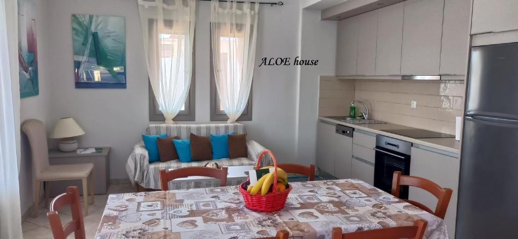 Kuchnia lub aneks kuchenny w obiekcie Arokaria Holiday Houses