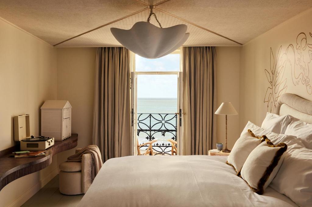 een slaapkamer met een bed en uitzicht op de oceaan bij No 42 by GuestHouse, Margate in Margate