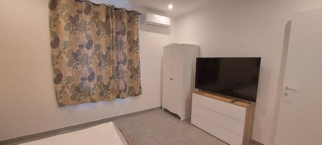 A television and/or entertainment centre at LA PIANETTA case vacanze