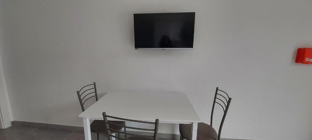 A television and/or entertainment centre at LA PIANETTA case vacanze