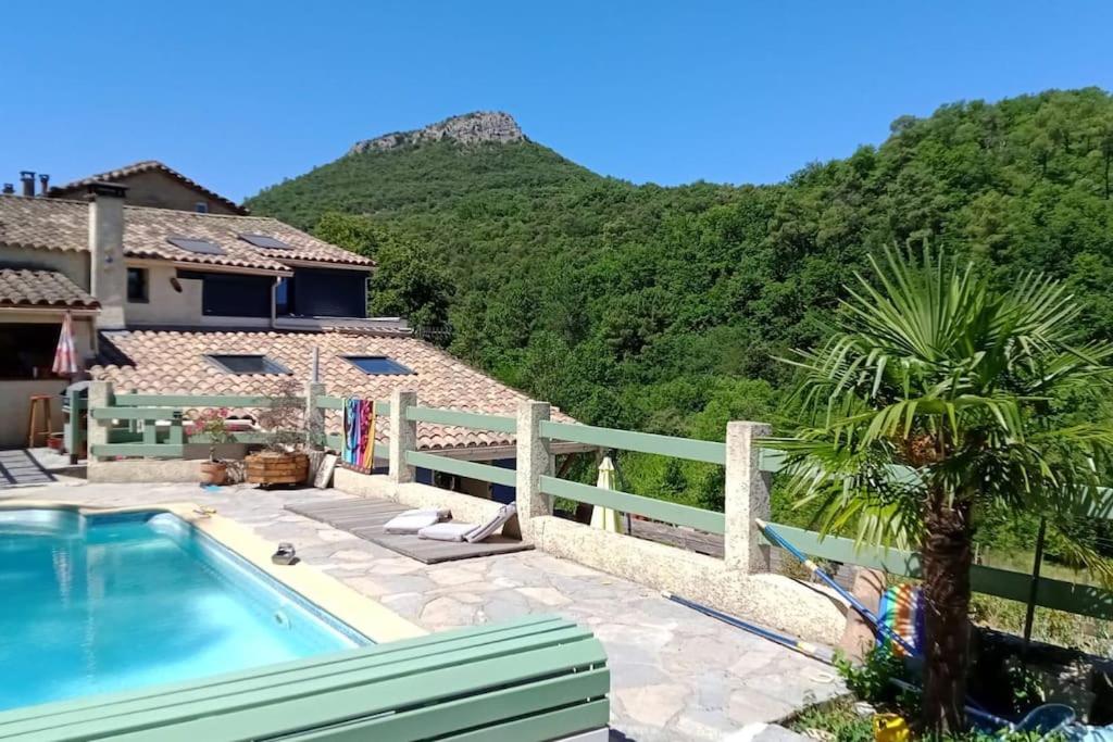 een villa met een zwembad en een berg bij La maison de gravies in Anduze