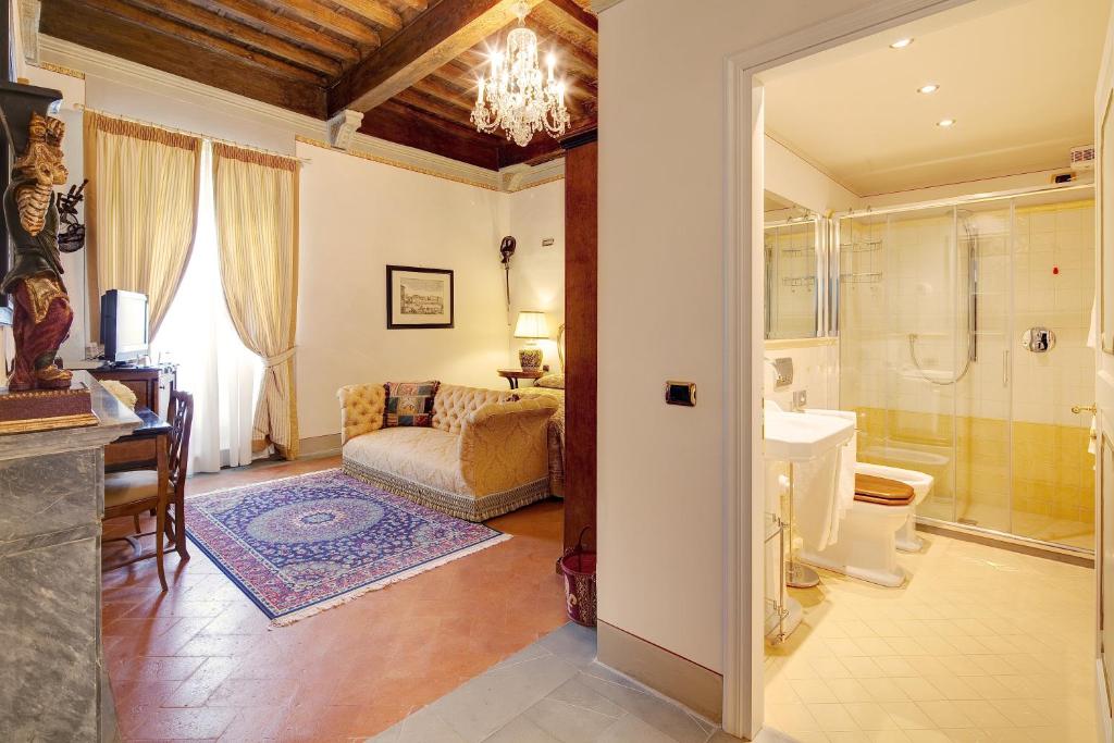 une salle de bain avec une douche, des toilettes et un lavabo dans l'établissement Villa Il Sasso - Dimora d'Epoca, à Bagno a Ripoli