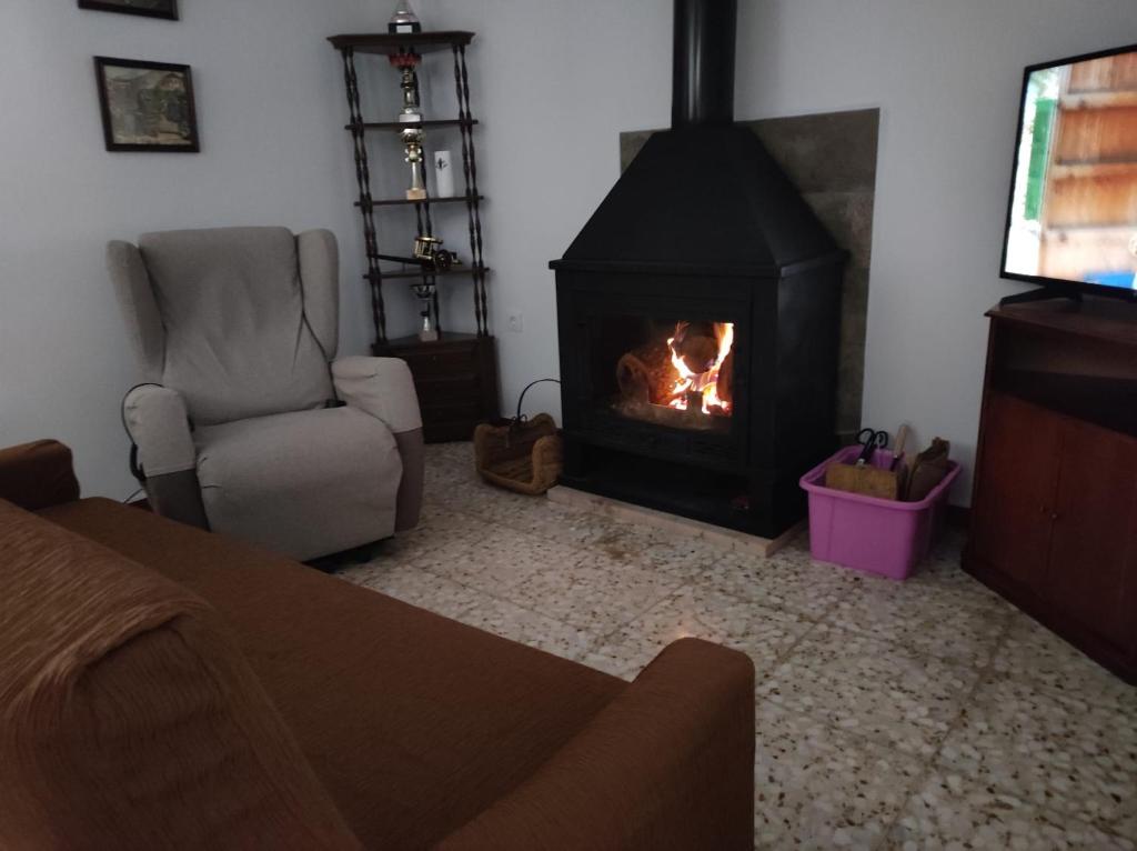 uma sala de estar com lareira em Casa Rural Villagarcia em El Real de la Jara