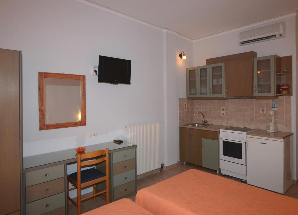 A kitchen or kitchenette at Konstantza Studios and Apartments