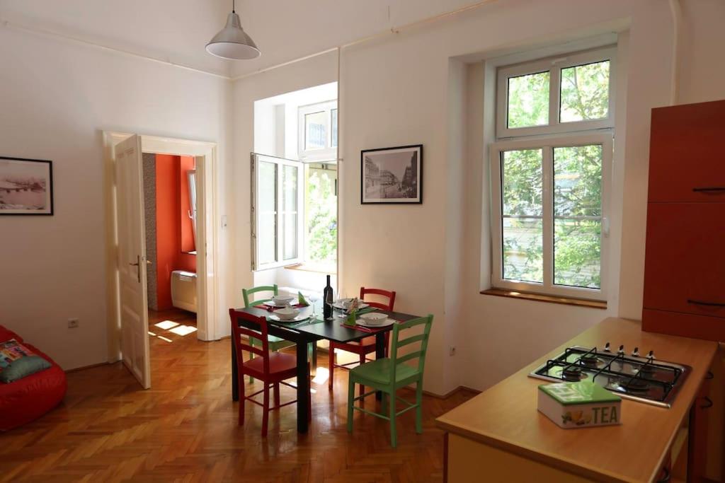 A seating area at Quiet Home at Synagogue