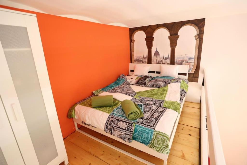 A bed or beds in a room at Quiet Home at Synagogue