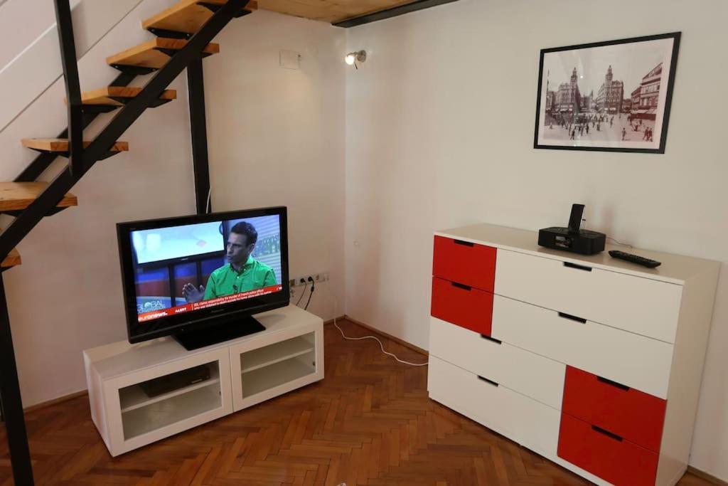 A television and/or entertainment centre at Quiet Home at Synagogue