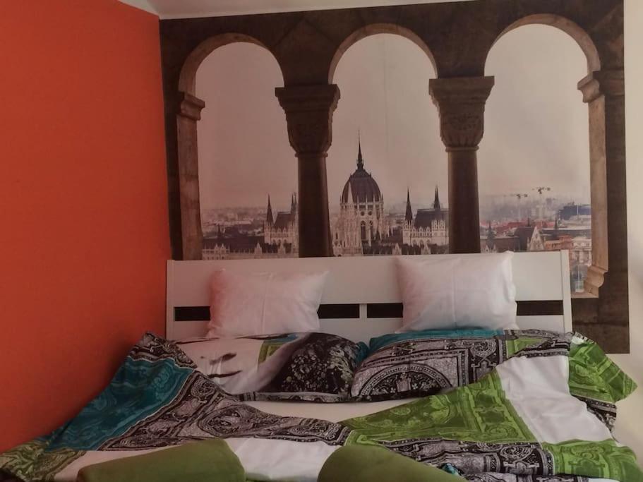A bed or beds in a room at Quiet Home at Synagogue