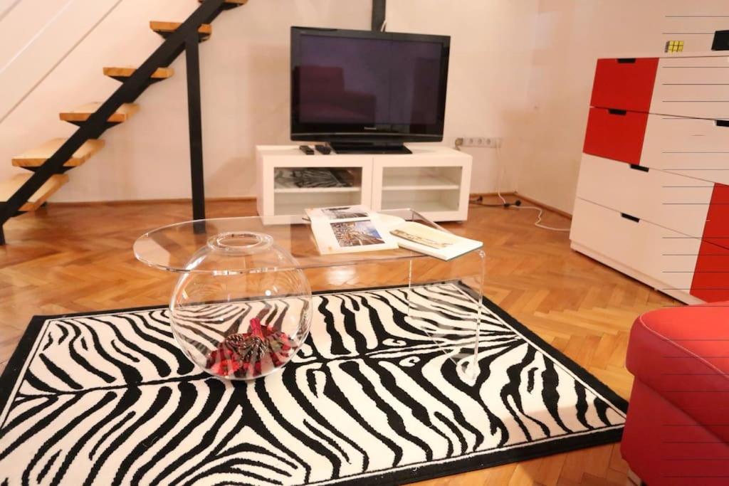 A television and/or entertainment centre at Quiet Home at Synagogue