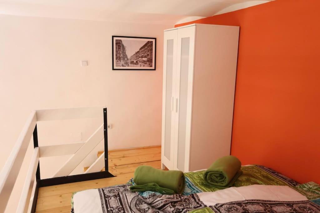 A bed or beds in a room at Quiet Home at Synagogue