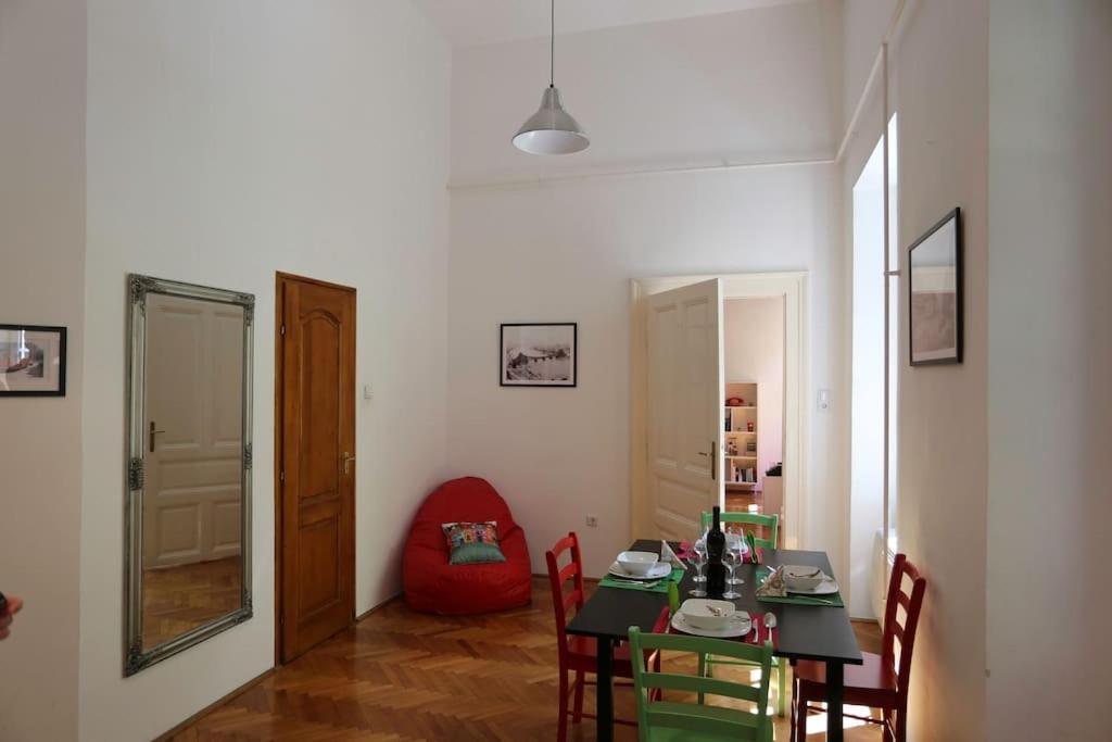 A seating area at Quiet Home at Synagogue