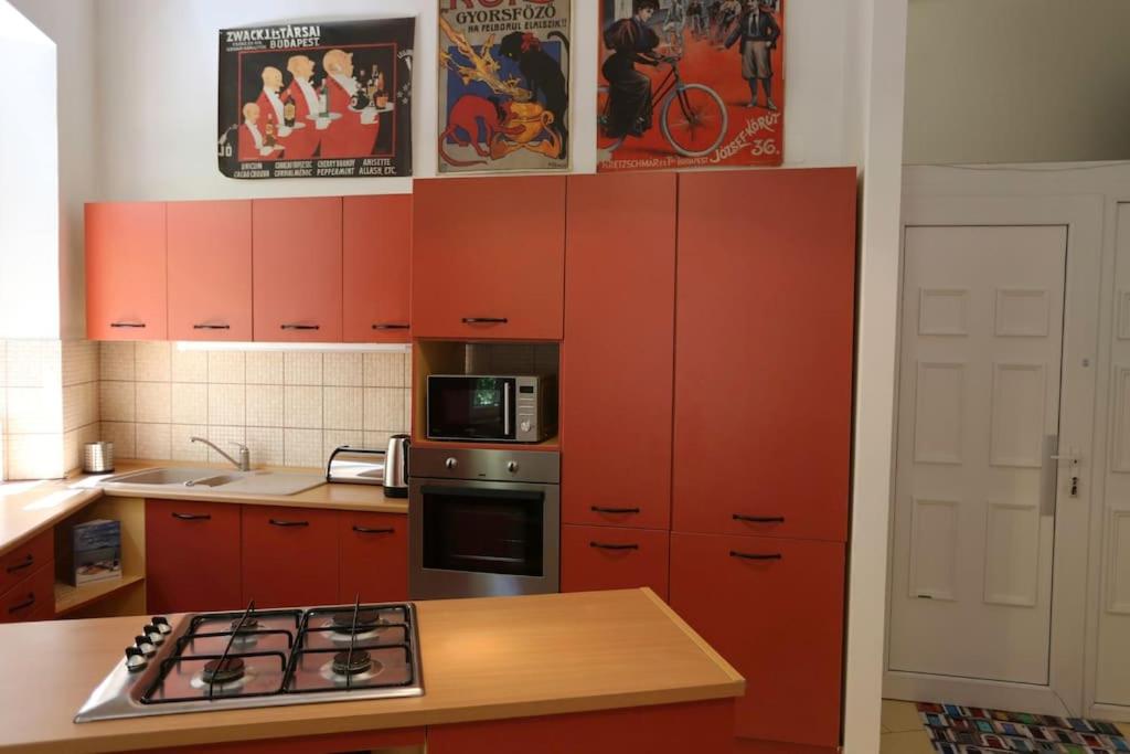 A kitchen or kitchenette at Quiet Home at Synagogue