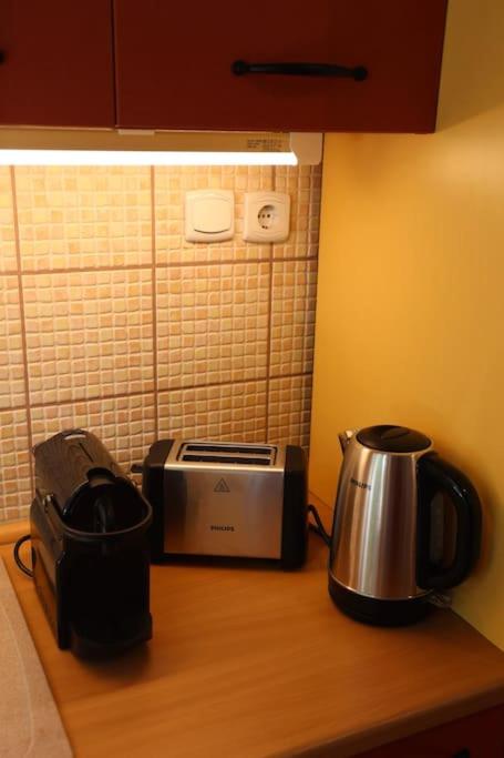 A kitchen or kitchenette at Quiet Home at Synagogue