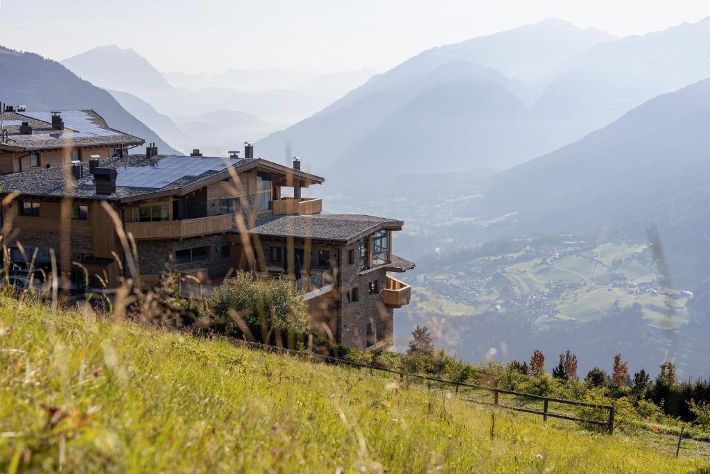 une maison sur le flanc d'une colline dans l'établissement Puitalm - Natur I Apart I Hotel, à Arzl im Pitztal