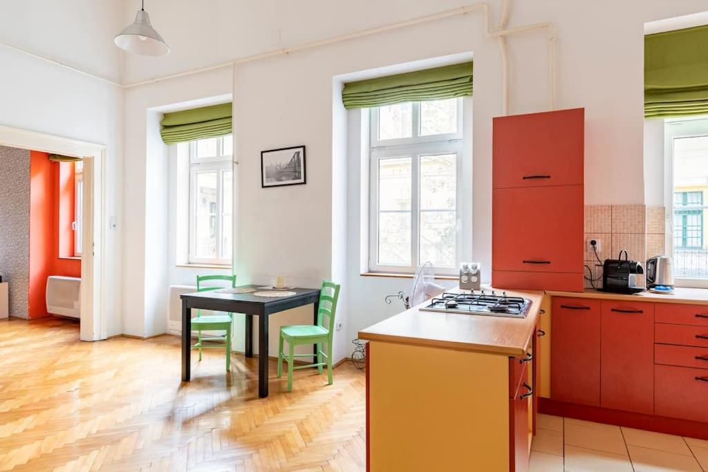 A kitchen or kitchenette at Quiet Home at Synagogue