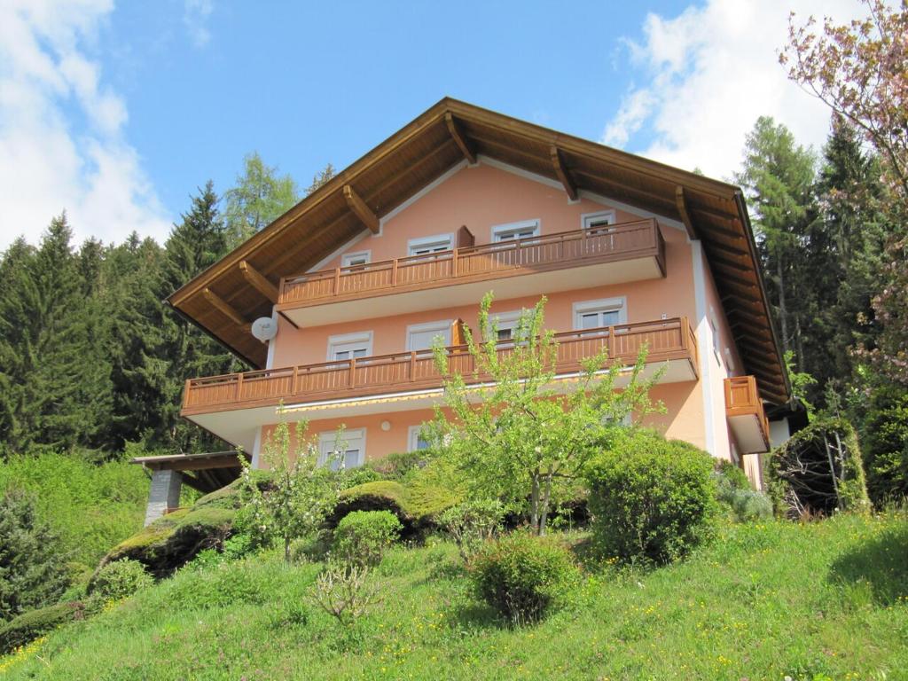 ein Haus mit Balkon auf einem Hügel in der Unterkunft Haus Kraller-Urlaub mit Seeblick in Millstatt