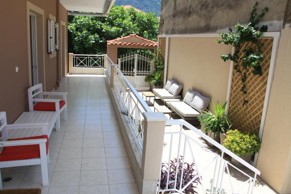 Балкон или терраса в Asteri Apartments Mytikas 2-Bedroom Seaview Courtyard