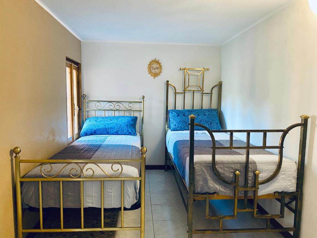 A bed or beds in a room at Lo chalet di Giulia - Romantic terrace