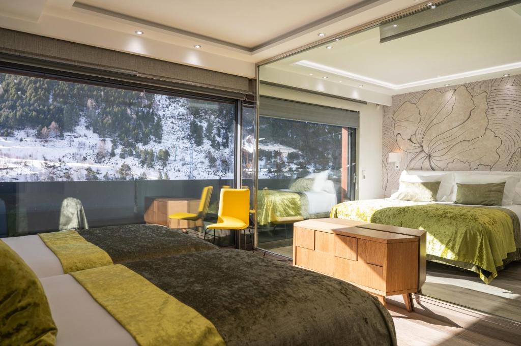 1 dormitorio con 2 camas y ventana grande en THE MIRROR & SPA by Elegant Residences, en Ransol