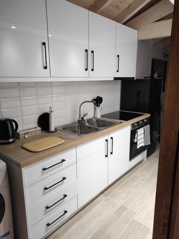 Kuchyň nebo kuchyňský kout v ubytování Garitsa Apartments B
