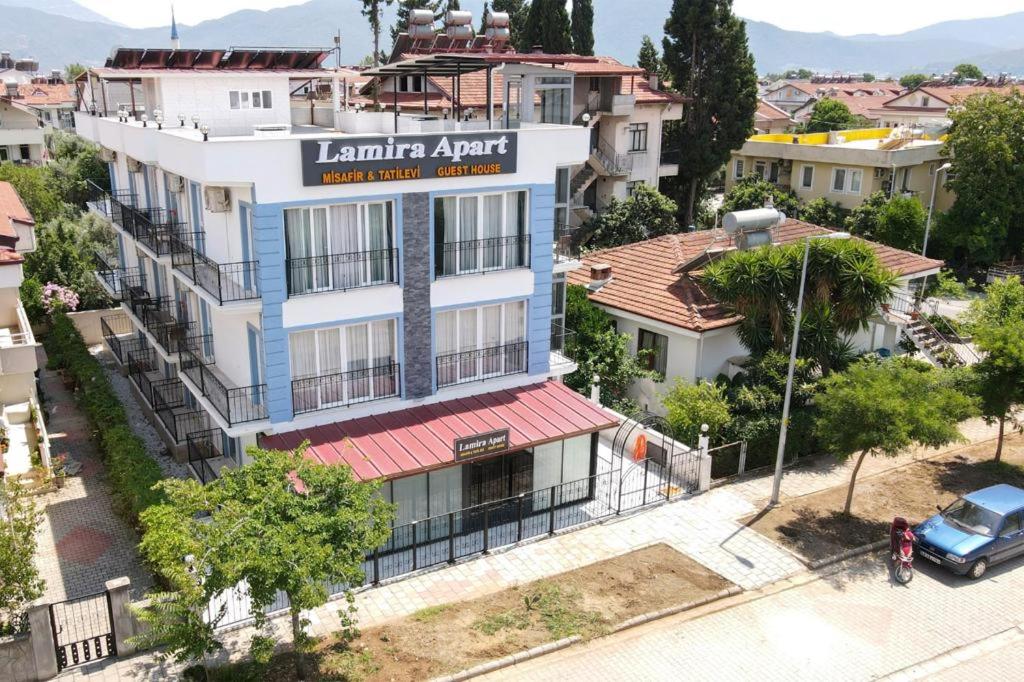 eine Luftansicht eines Gebäudes in einer Stadt in der Unterkunft Lamira Apart Holiday&Guest House in Fethiye