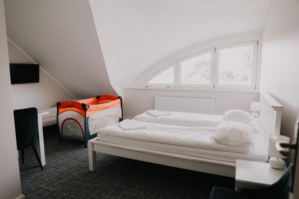 um pequeno quarto com uma cama e uma janela em Karczma Viking em Stara Kiszewa