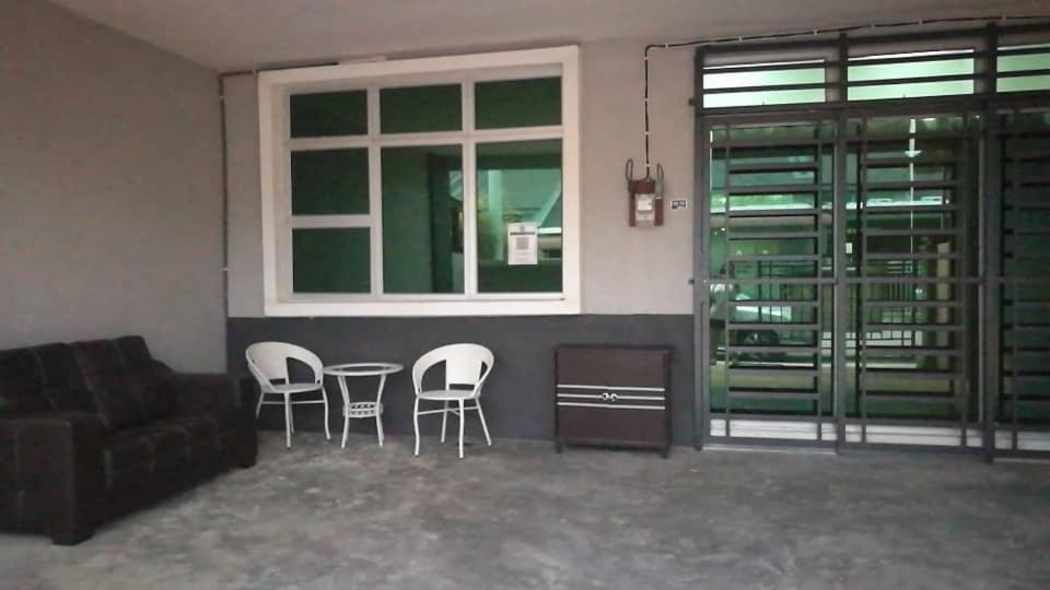 uma sala de estar com cadeiras, um sofá e uma janela em Myra Anne Home2Stay Alor Gajah Melaka em Kampong Dalong