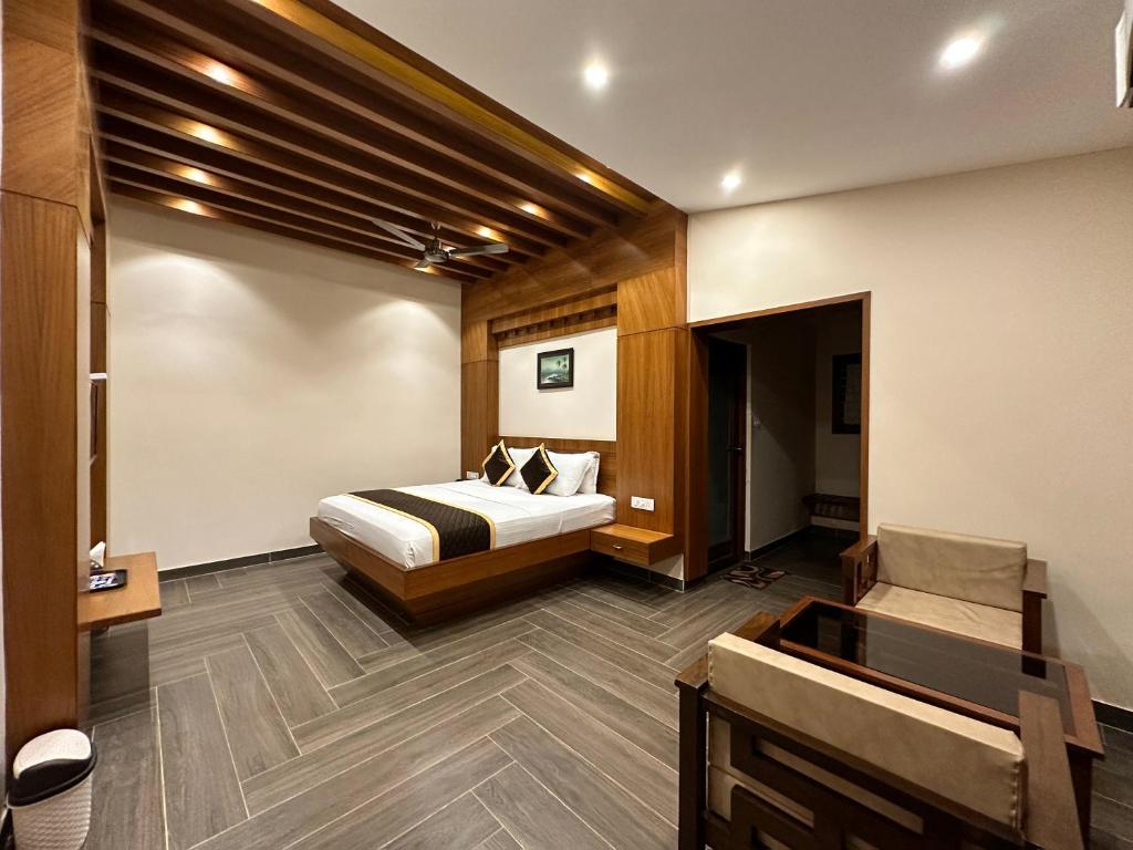 1 dormitorio con 1 cama y 1 silla en una habitación en Singaras Coffee Country, en Masinagudi