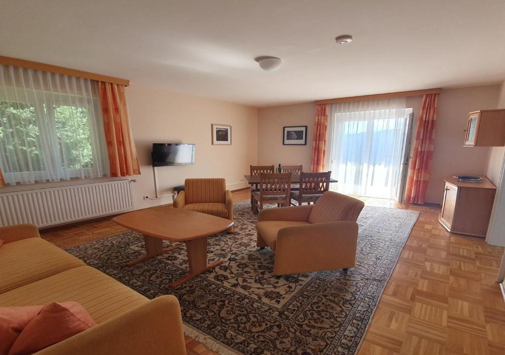 Televiisor ja/või meelelahutuskeskus majutusasutuses Haus Kraller-Urlaub mit Seeblick