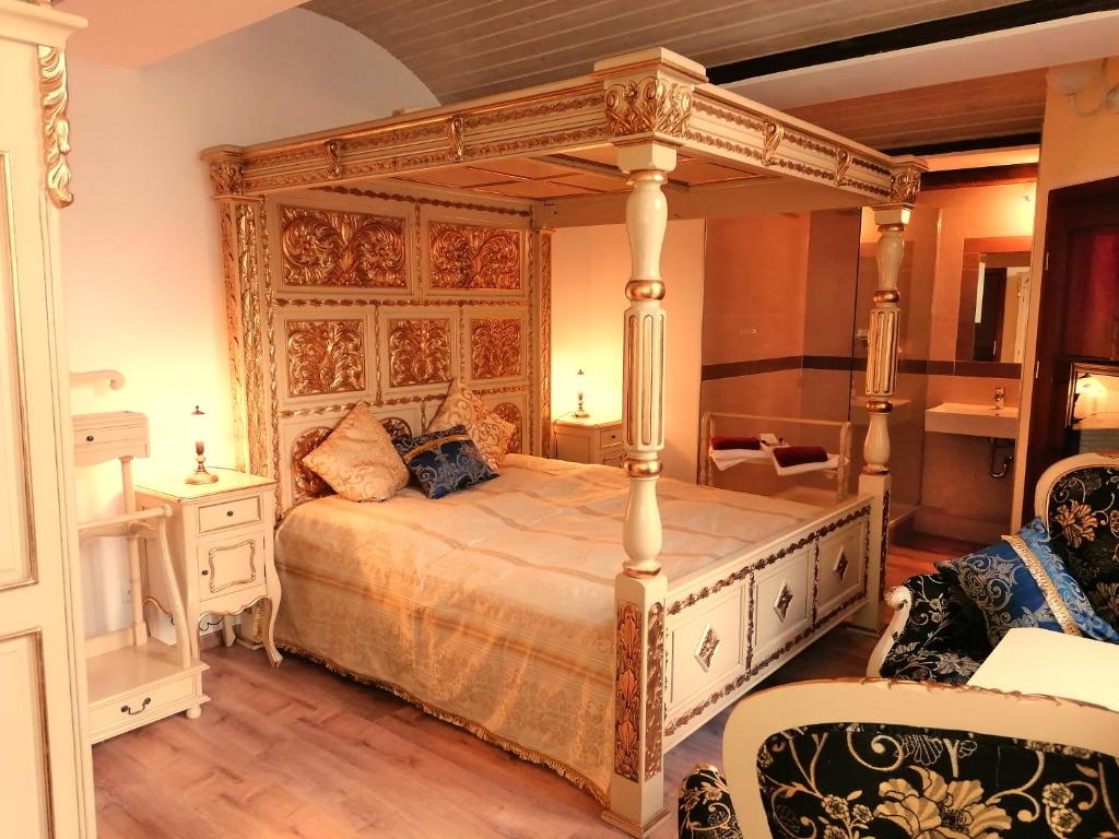 ein Schlafzimmer mit einem Himmelbett in einem Zimmer in der Unterkunft Hotel Denkmal 13 Rostock - Kaufmannshaus Krahnstöver in Rostock